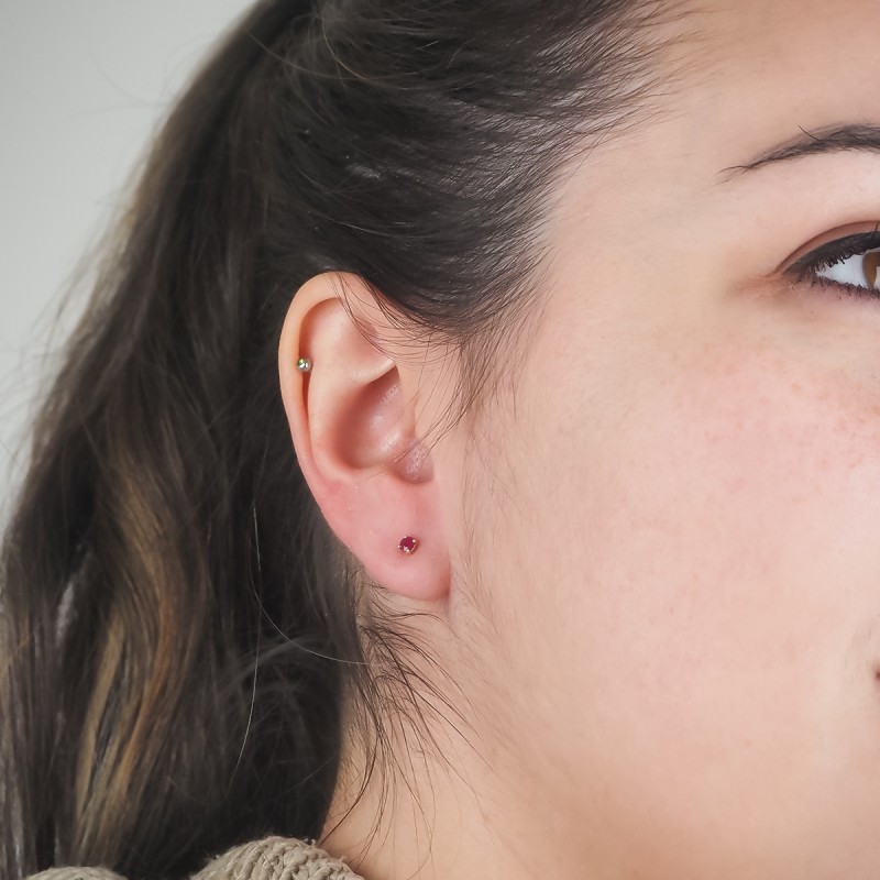 Boucles d'oreilles Carador clous Or jaune 375/000 et Rubis 0.30 cts