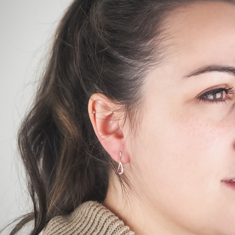 Boucles d'oreilles Carador pendantes or jaune 375/000 et Rubis