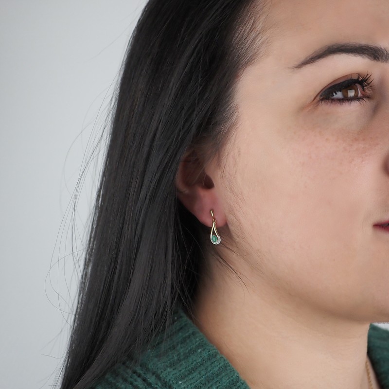 Boucles d'oreilles Carador pendantes classiques or jaune 375/000, émeraude 0,40 cts et diamant