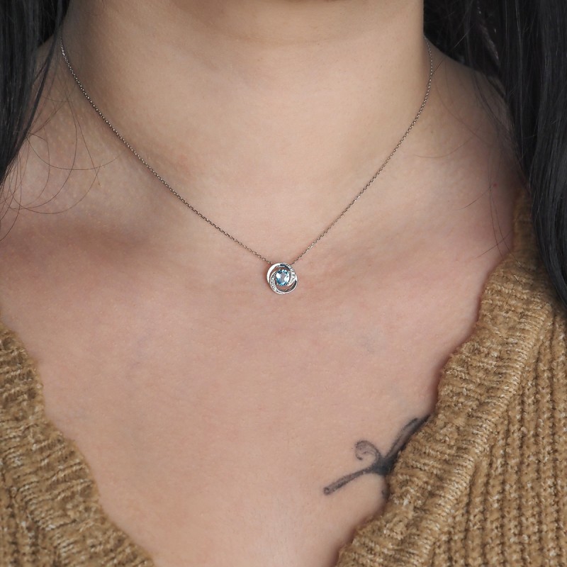 Collier en or blanc 375/000 et Topaze