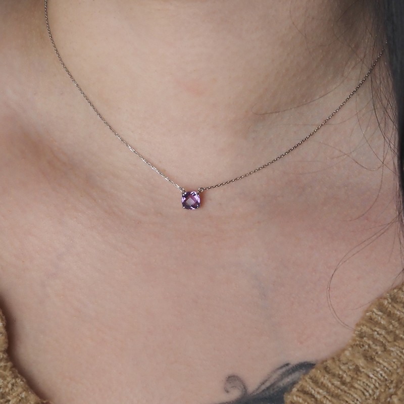 Collier en or blanc 375/000 et Améthyste