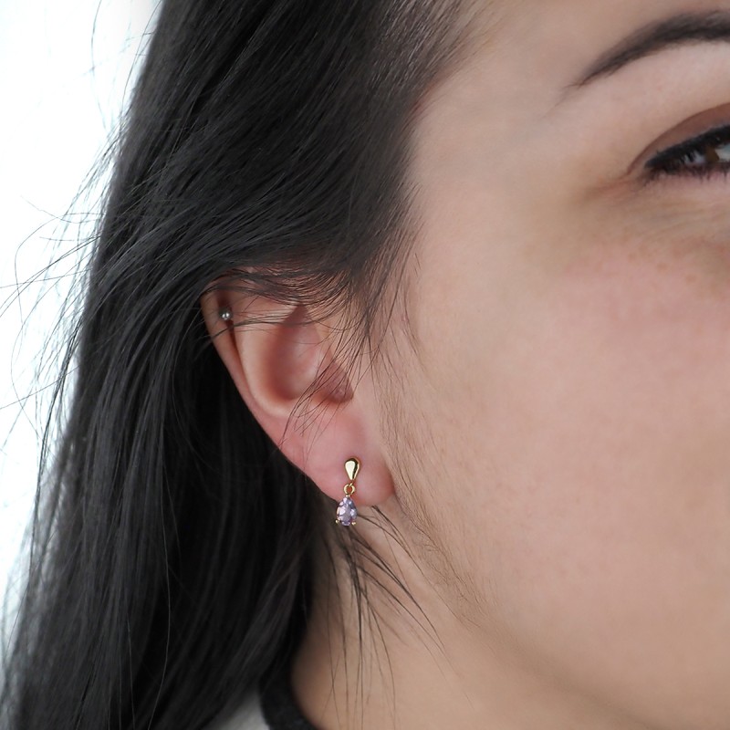 Boucles d'oreilles pendantes en or 375/000 et améthyste