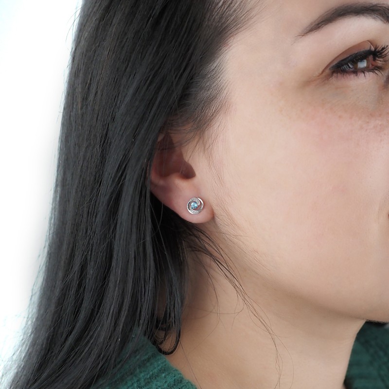 Boucles d'oreilles clous en or blanc 375/000 et topaze