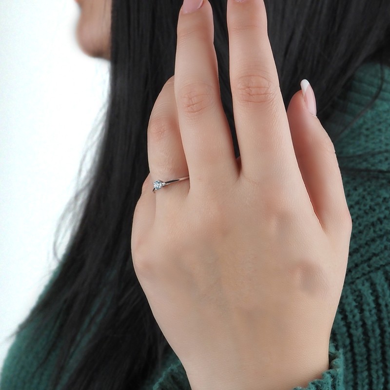 Solitaire Carador en or blanc 375/000 et Topaze