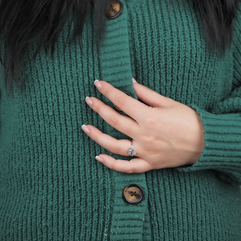 Bague Carador Or blanc 375/000 et trois topazes