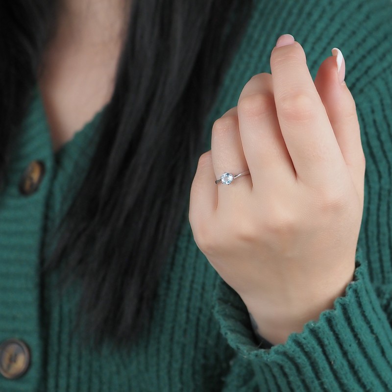 Bague solitaire 6 griffes Carador or blanc 375/000 et topaze