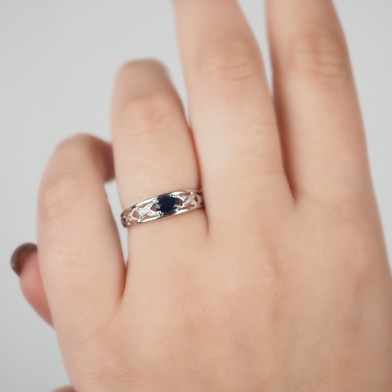 Bague Carador dentelle or blanc 375/000 et saphir