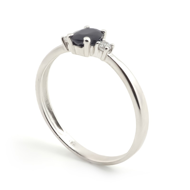 Bague Carador or blanc 375/000, saphir 0,50 cts et oxydes de zirconium