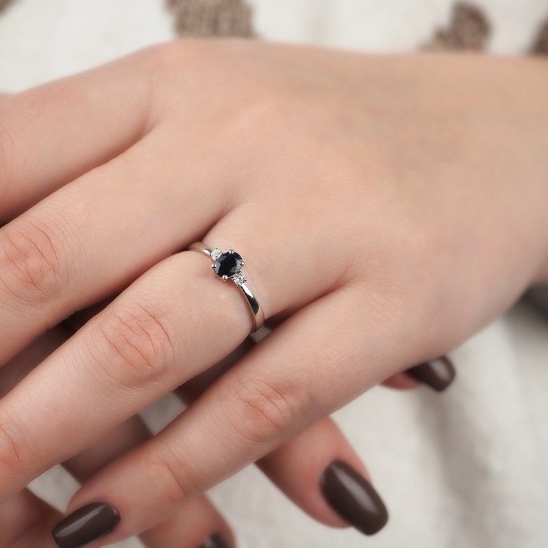 Bague Carador or blanc 375/000, saphir 0,50 cts et oxydes de zirconium