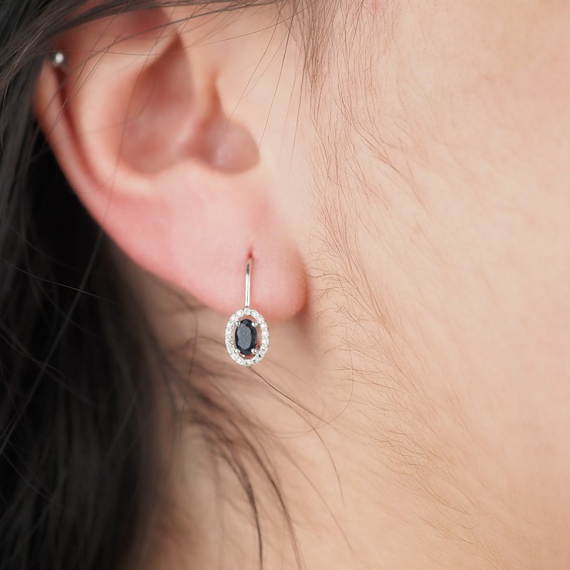 Boucles d'oreilles dormeuses femme carador en or blanc 375/000 et saphir