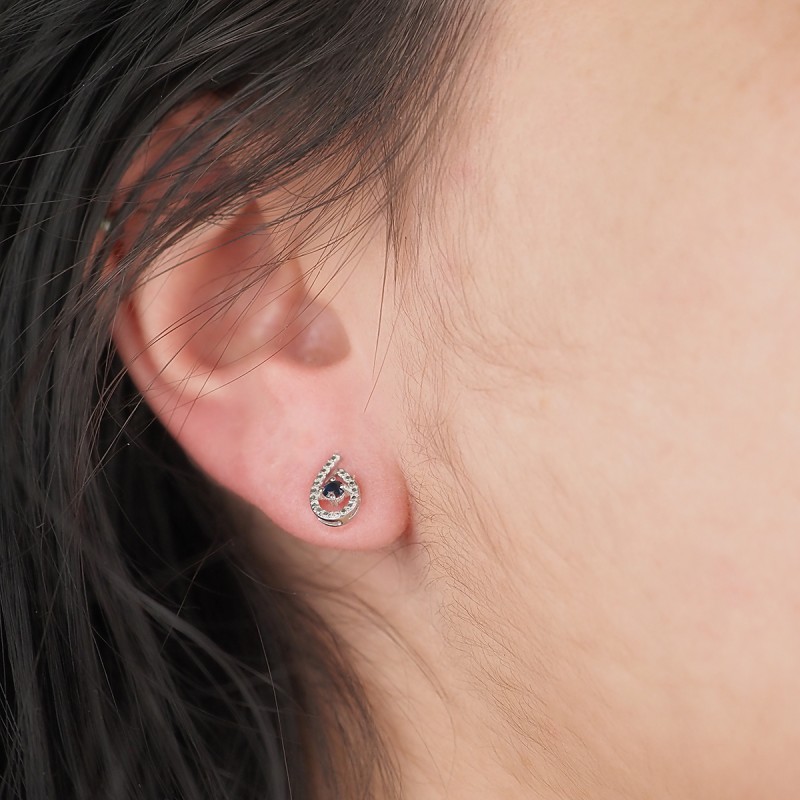 Boucles d'oreilles clous femme carador en or blanc 375/000 et saphir