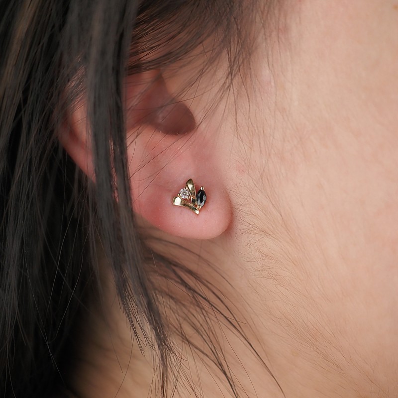 Boucles d'oreilles Carador classique en or jaune 375/000, saphir et oxyde de zirconium