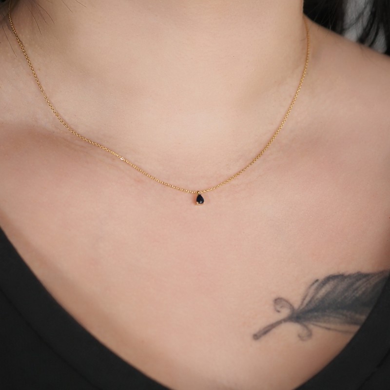 Collier solitaire femme carador en or jaune 375/000 et saphir en forme de goutte