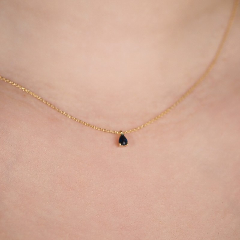 Collier solitaire femme carador en or jaune 375/000 et saphir en forme de goutte