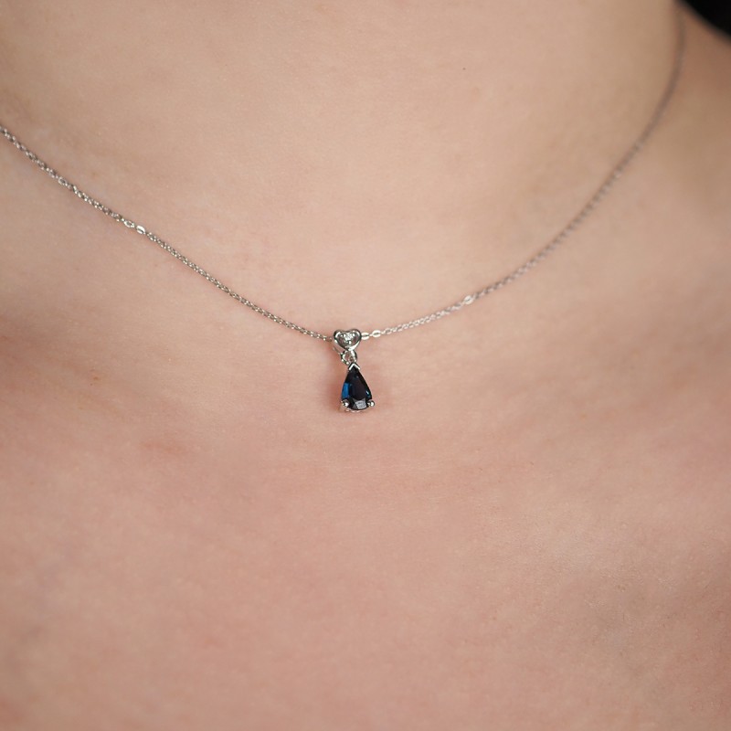 Collier Carador Or blanc 375/000 et Saphir poire