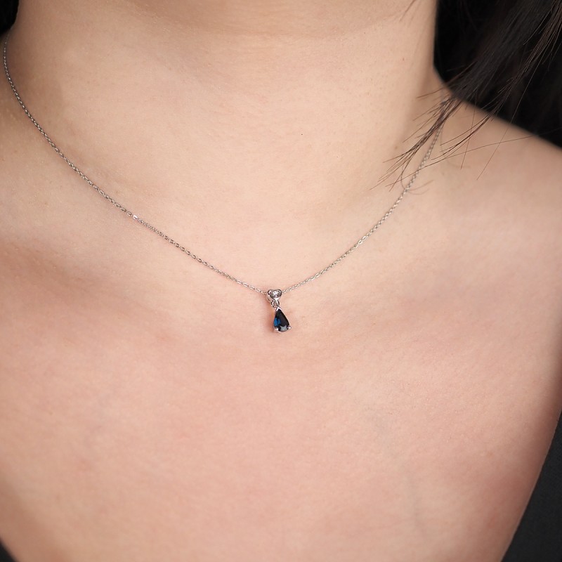 Collier Carador Or blanc 375/000 et Saphir poire