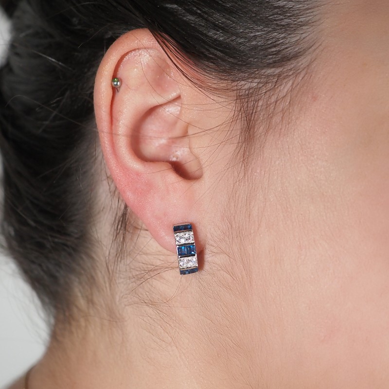 Boucles d'oreilles demi créole en argent oxydes blanc et bleu