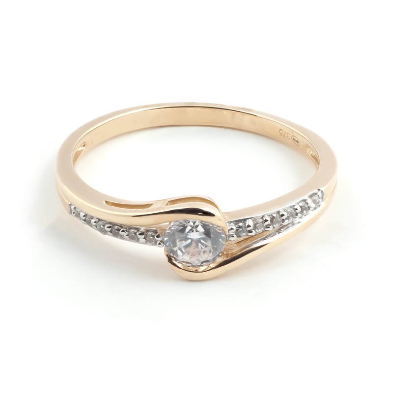 Bague Carador solitaire accompagné fantaisie en or jaune 375/000 et oxydes de zirconium