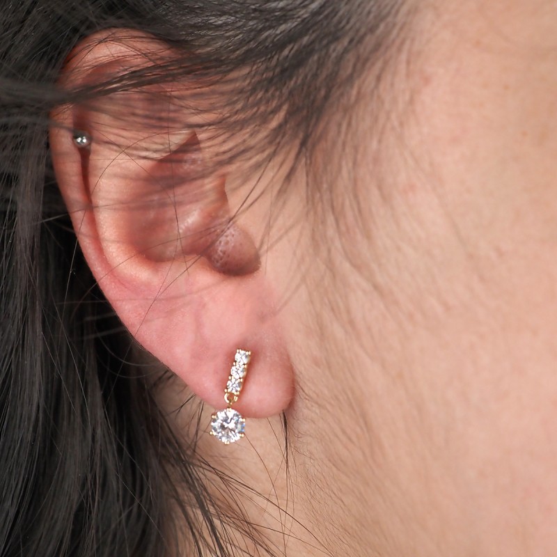 Boucles d'oreilles Carador pendantes fantaisie or jaune 375/000 et oxydes de zirconium 2,12 cts