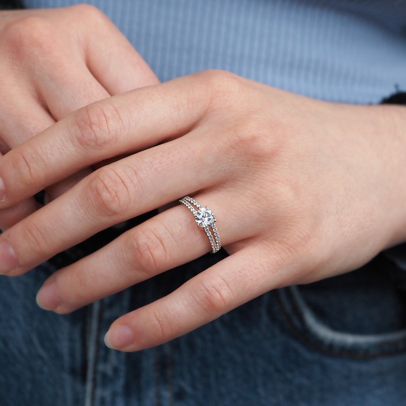 Bague solitaire accompagné Carador or jaune 375/000 et oxydes de zirconium