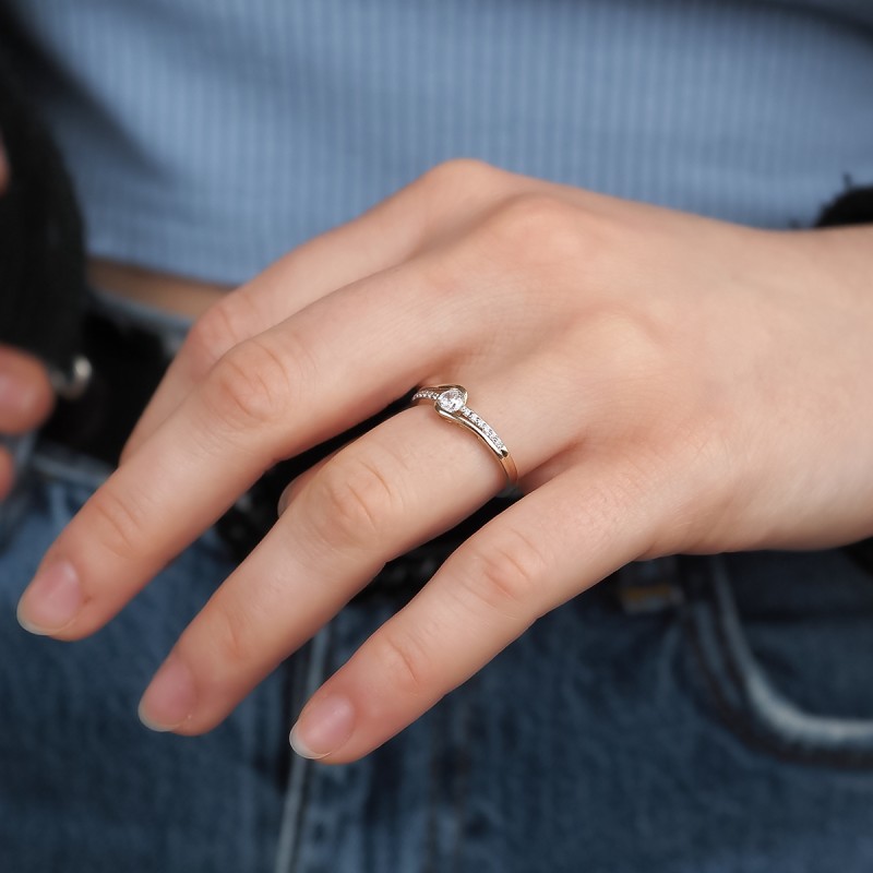 Bague Carador solitaire accompagné fantaisie en or jaune 375/000 et oxydes de zirconium