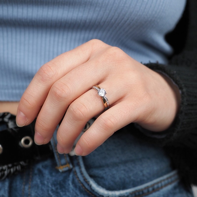 Solitaire accompagné Carador anneau croisé or jaune 375/000 et oxyde de zirconium 1,09 cts