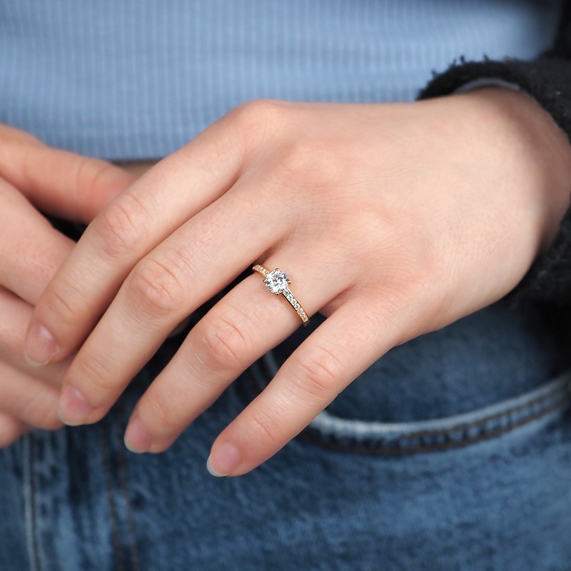 Bague solitaire accompagné Carador en or jaune 375/000 et oxydes de zirconium