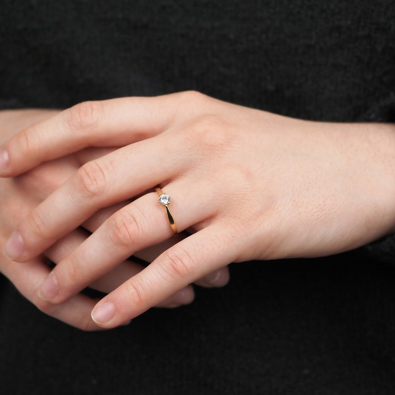 Bague solitaire  Carador en or jaune 375/000 et oxyde de zirconium serti 4 griffes