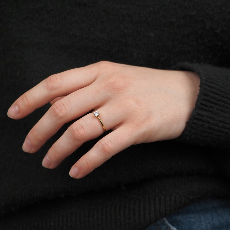 Bague solitaire  Carador en or jaune 375/000 et oxydede zirconium serti 4 griffes