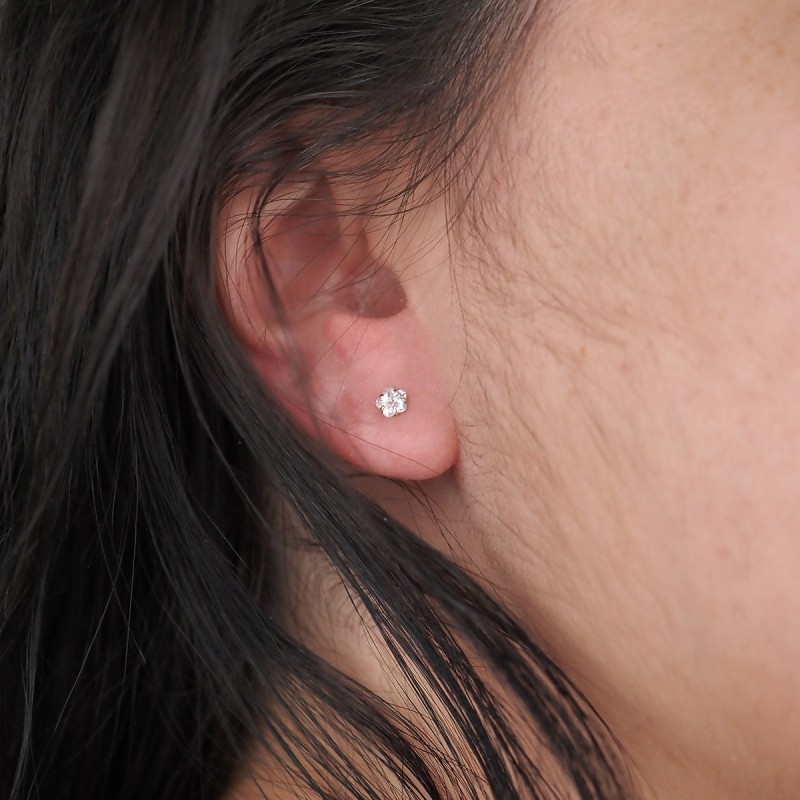 Boucles d'oreilles en or jaune 375/000 et oxydes de zirconium sertis 5 griffes