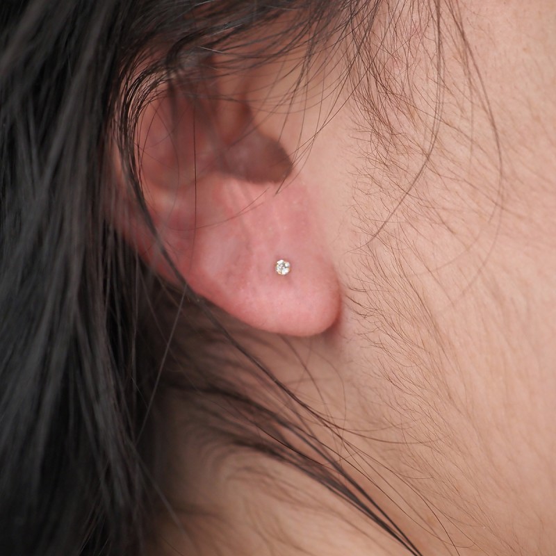 Boucles d'oreilles clous Carador or jaune 375/000 et oxyde de zirconium serti 4 griffes