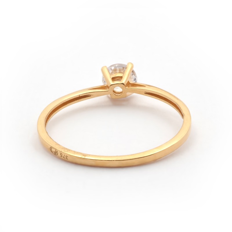 Bague solitaire  Carador en or jaune 375/000 et oxydede zirconium serti 4 griffes