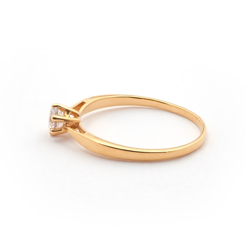 Bague solitaire  Carador en or jaune 375/000 et oxyde de zirconium serti 4 griffes