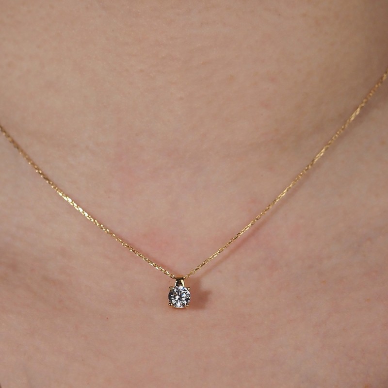 Collier Solitaire Carador en or jaune 375/000, oxyde de zirconium de 4.75mm serti 4 griffes