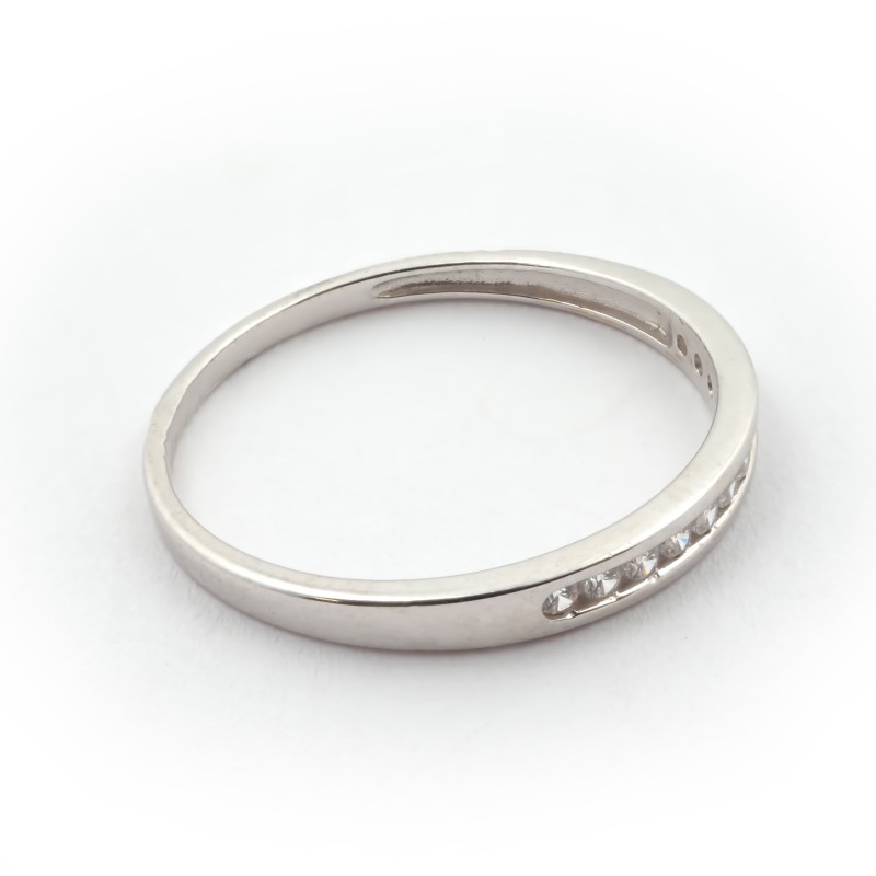 Bague Carador en or blanc 375/000 et oxydes de zirconium sertis rail