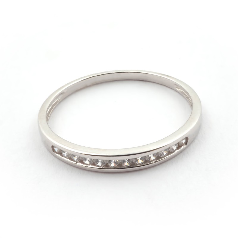Bague Carador en or blanc 375/000 et oxydes de zirconium sertis rail