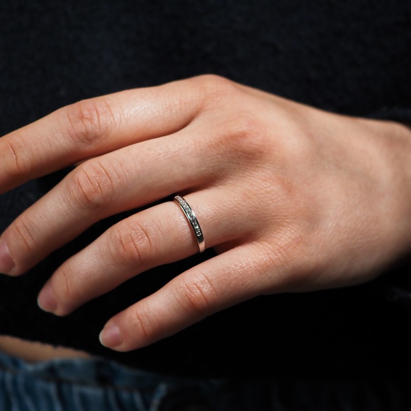 Bague Carador en or blanc 375/000 et oxydes de zirconium sertis rail