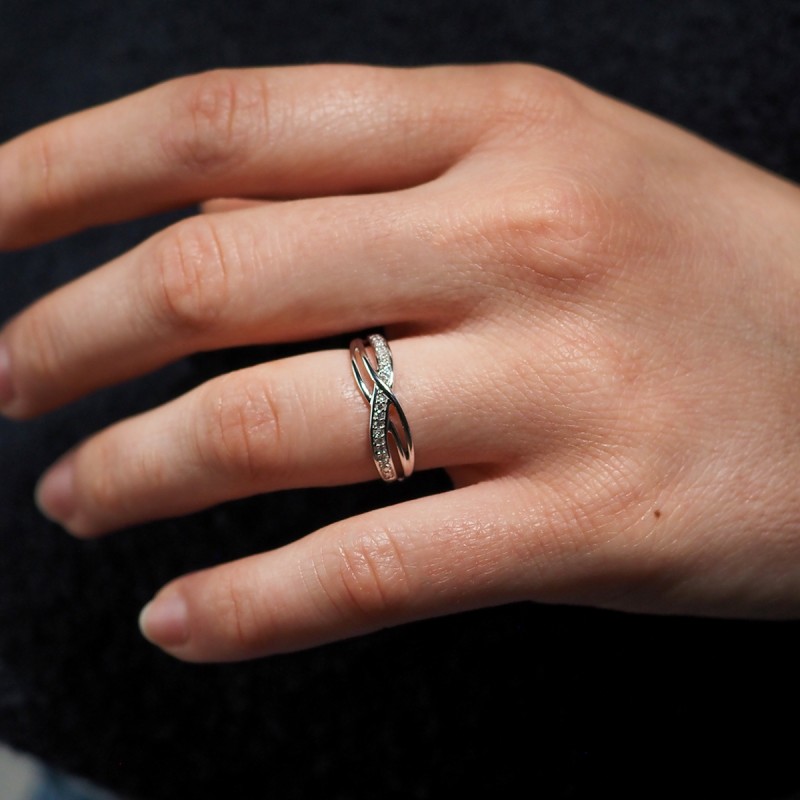 Bague triple liens croisés Carador en or blanc 375/000 et diamants