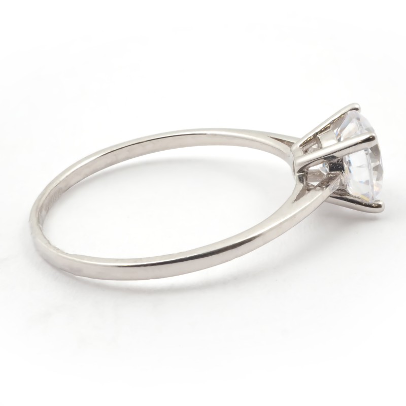 Bague solitaire  Carador en or blanc 375/000 et oxyde de zirconium serti 4 griffes