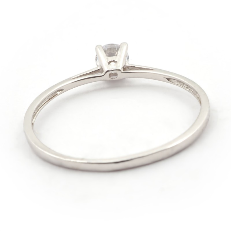Bague solitaire  Carador en or blanc 375/000 et oxyde de zirconium serti 4 griffes