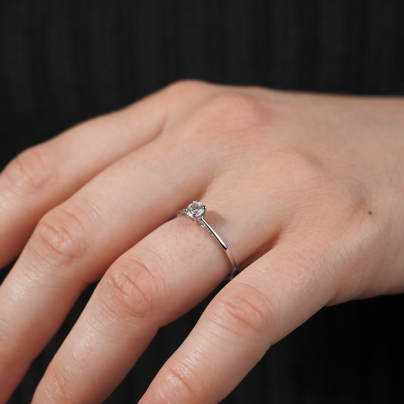 Bague solitaire  Carador en or blanc 375/000 et oxyde de zirconium serti 4 griffes