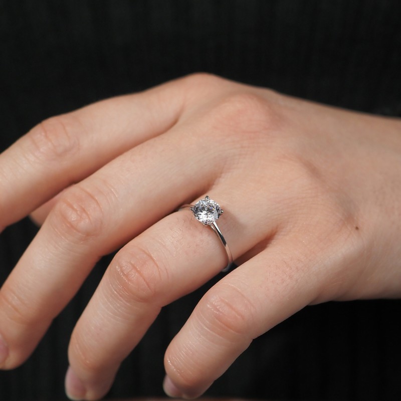 Bague solitaire  Carador en or blanc 375/000 et oxyde de zirconium serti 4 griffes