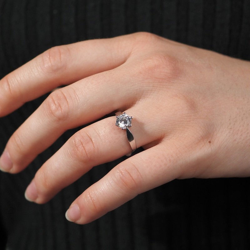 Bague solitaire  Carador en or blanc 375/000 et oxyde de zirconium serti 6 griffes