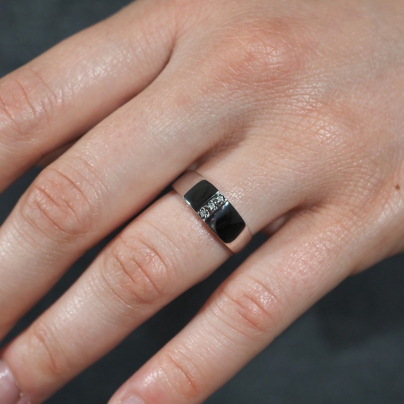 Bague or 750/000 et ses trois diamants 0.1 carats