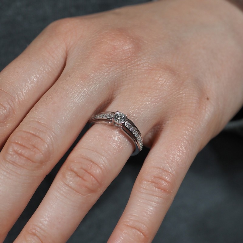 Bague solitaire accompagné multi-rang Carador en or blanc 750/000 et diamants