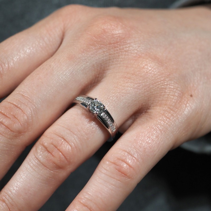 Bague solitaire accompagné Carador en or blanc 750/000 et diamants 0,45 cts