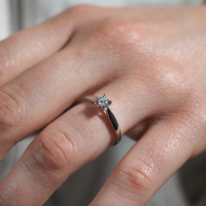 Bague solitaire en or blanc 750/000 et son diamant CARADOR