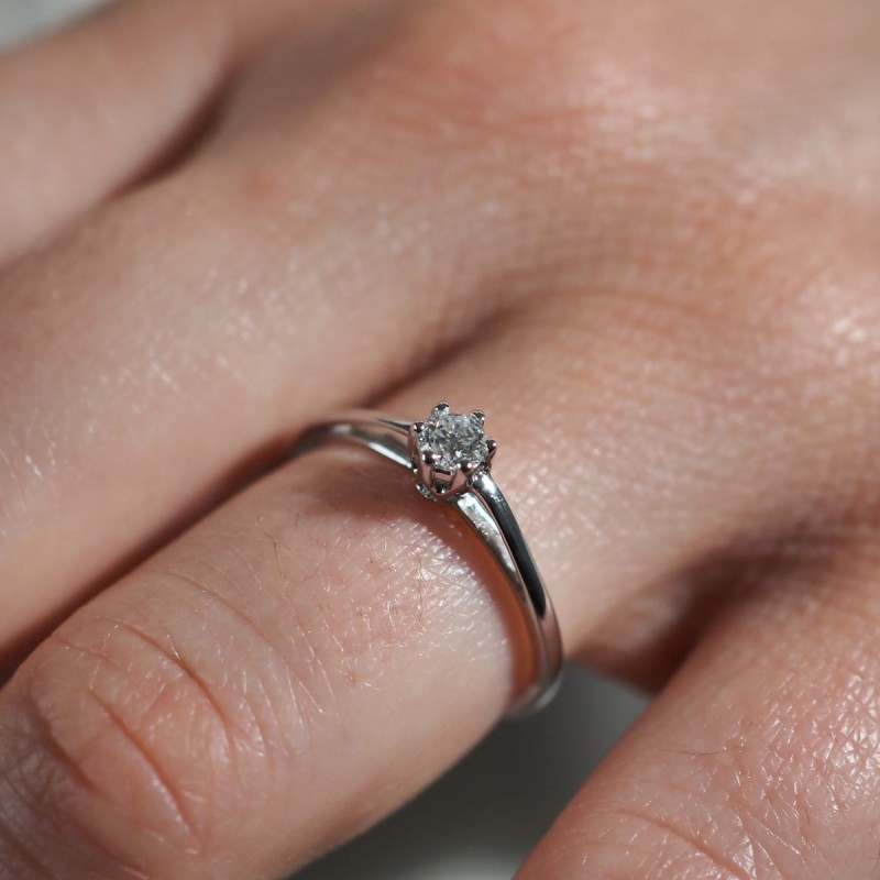 Bague solitaire Carador 6 griffes en or blanc 750/000 et diamant 0,18 cts