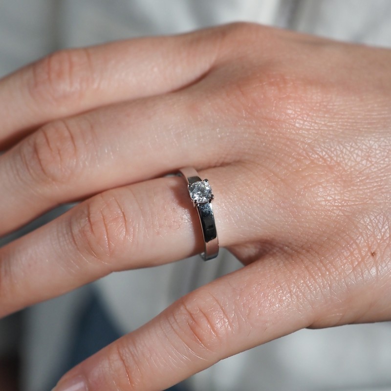 Bague solitaire en or 750/000 Diamant de chez CARADOR