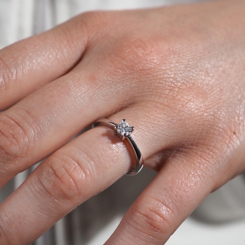 Bague solitaire Carador en or blanc 750/000 et diamant 0.31 cts